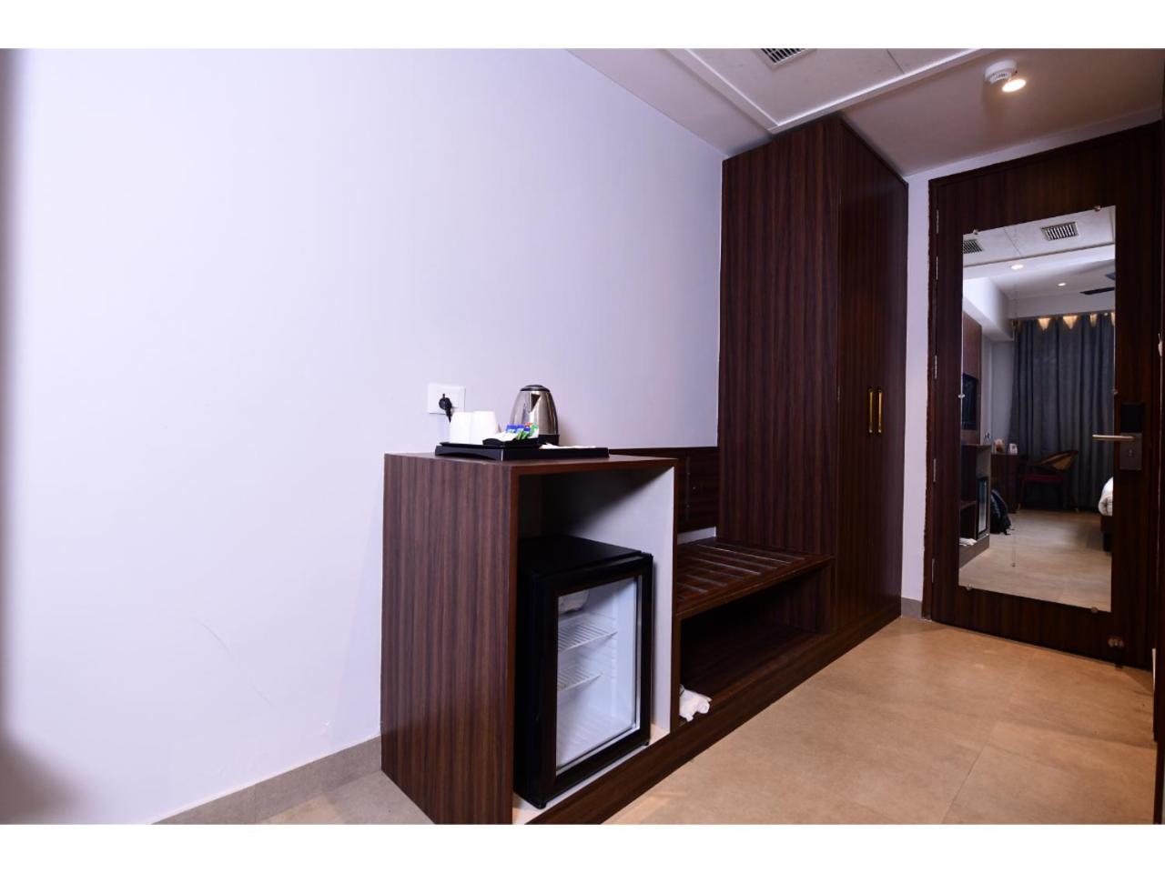 Belvedere Suites Greater Noida Exterior foto